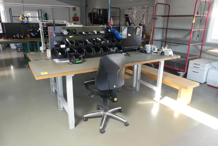 Tisch mit Bürostuhl, mit Inhalt Maße in cm ca. 250 x 75 / Hinweis: ohne Druckluftpistolen